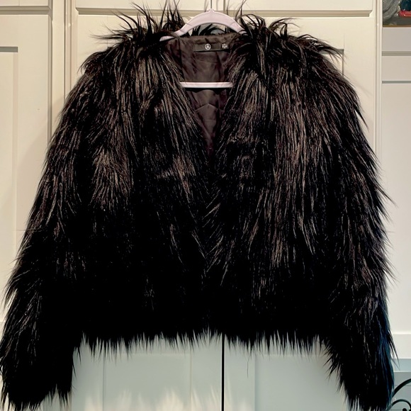 MISGUIDED Black Faux Fur Jacket. Size 4 - Picture 2 of 5